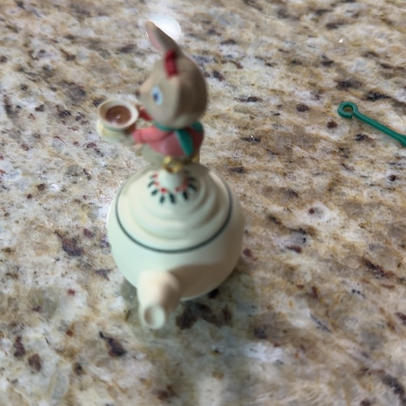 Vintage 1997 Hallmark Keepsake Christmas Ornament Mouse on Teapot Mom 1997 - Picture 6 of 11
